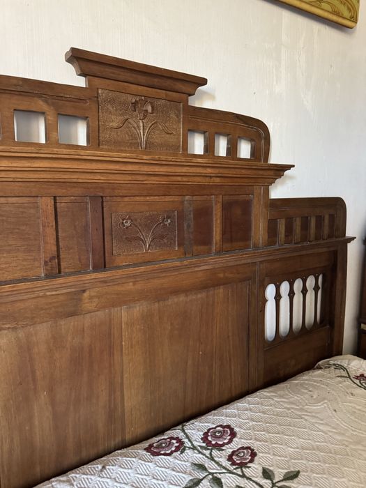 Cama e mesinhas de cabeceira antigas