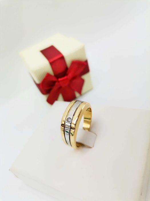 Złoty sygnet męski z brylantem.