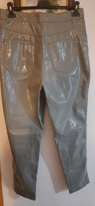 Кожаные лаковые брюки.