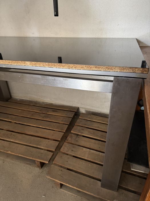 Mesa tampo preto e base em inox