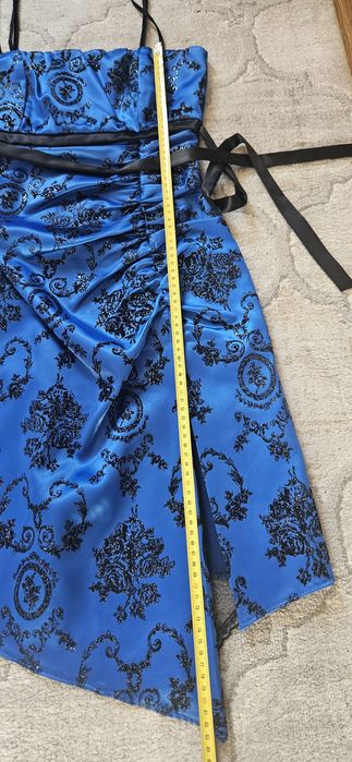 Chabrowa niebieska sukienka czarne brokatowe ornamenty ramiączka