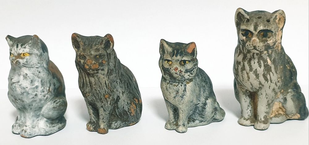 pequenos lindos antigos gatos em faiança portuguesa-Caldas da Rainha