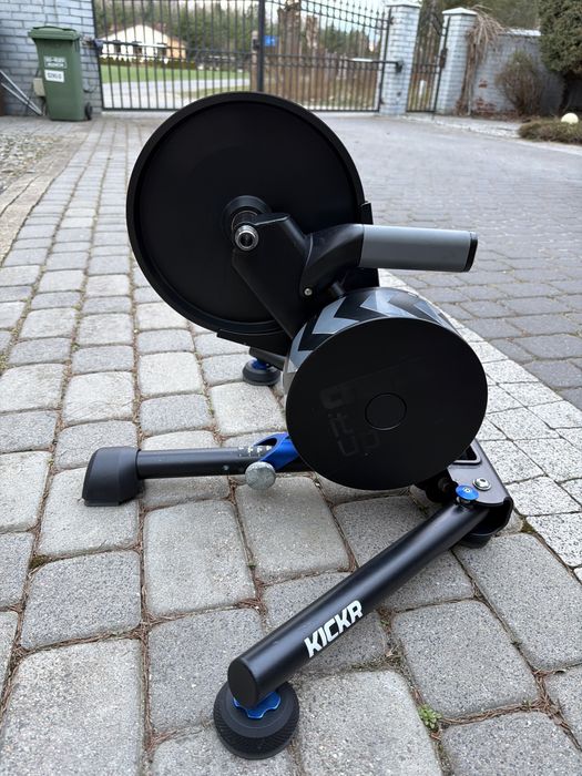 Trenażer Wahoo KICKR v4 (Smart) | Nóżki AXIS | Komplet