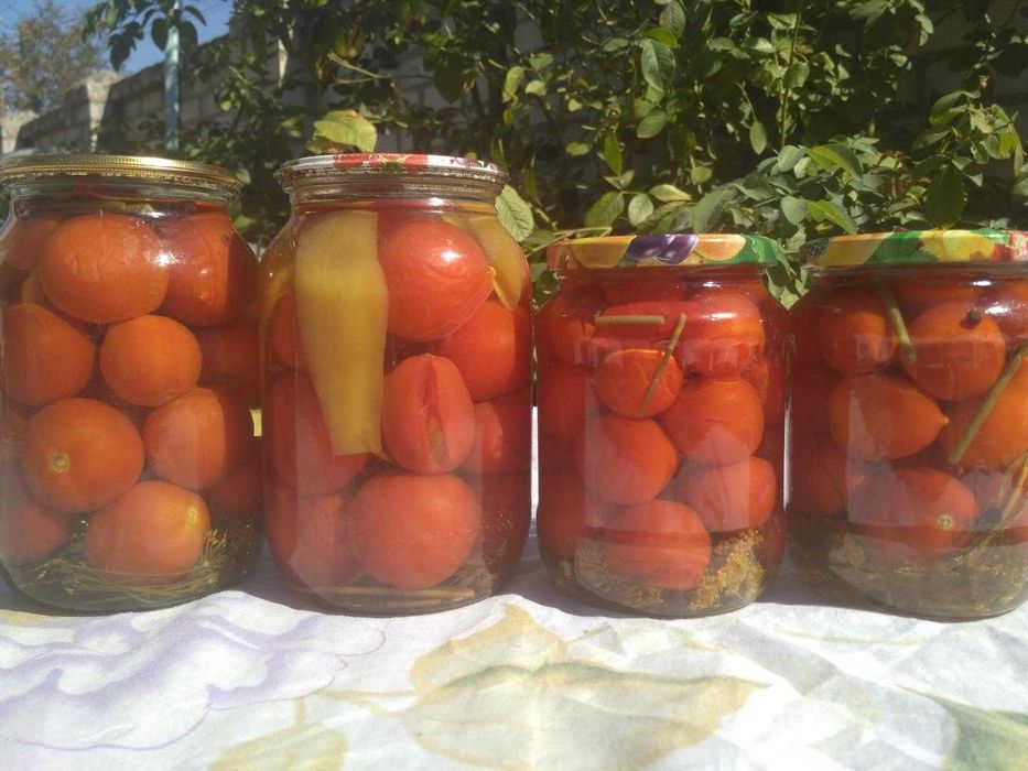 Консервация: огурцы, салат, варенье, яблочный сок