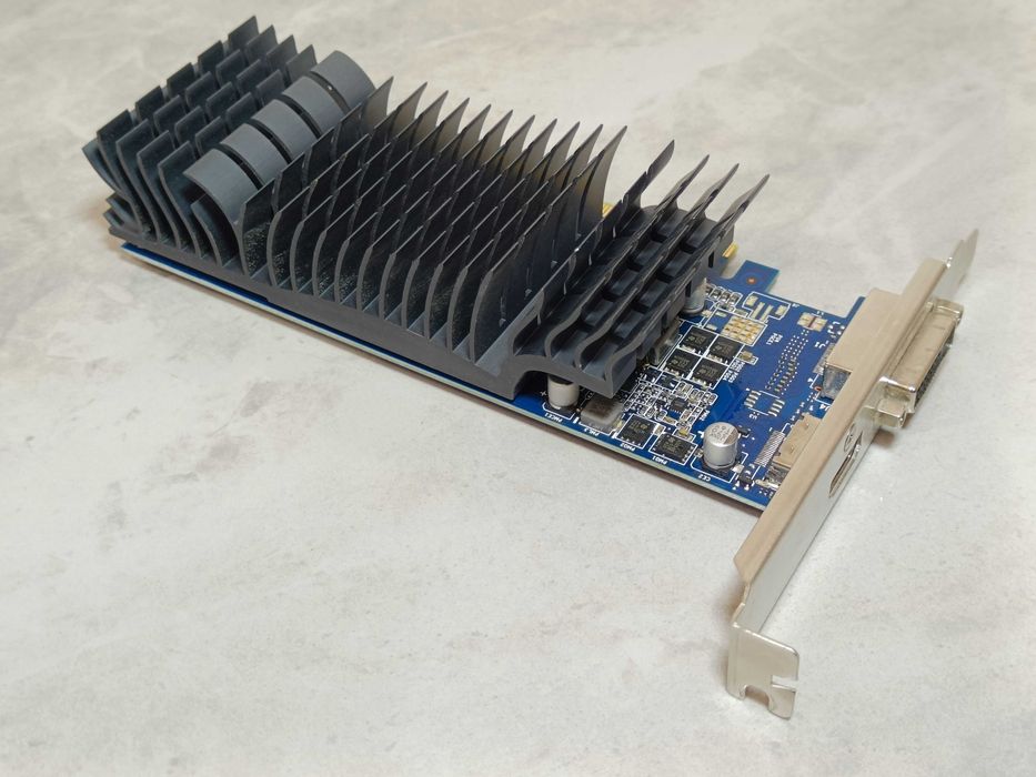 Відеокарта ASUS Nvidia GT1030 2GB GDDR5 НИЗЬКОПРОФІЛЬНА відмінний Стан