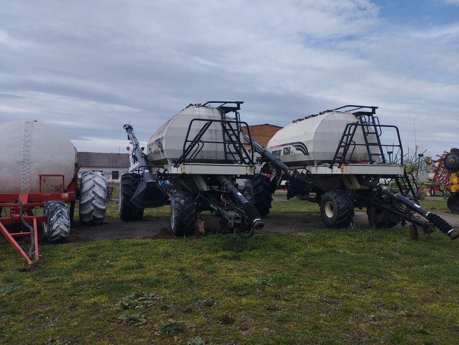 Бункери насінєві Bourgault -8810-54. 2009р