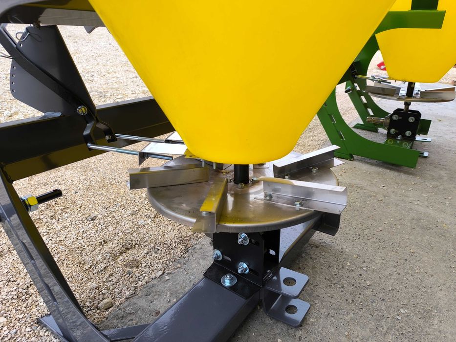 Rozsiewacz lejek nawozów tarczowy.