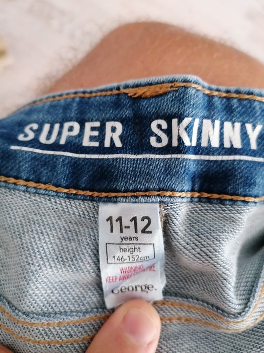 Spodnie dziecięce (jeansy) w rozmiarze 146/152