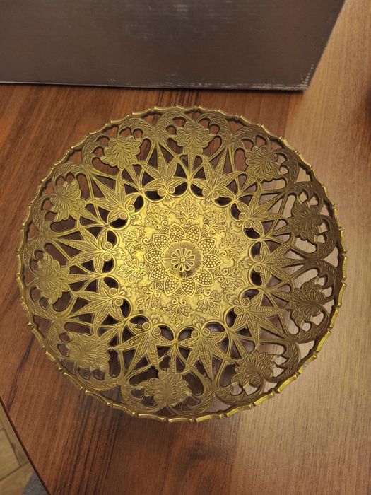 Stara mosiężna zdobiona patera