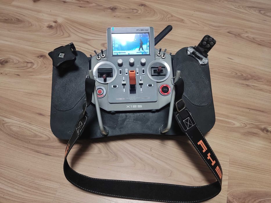 frsky Horus x12s plus 5 odbiorników i sensor GPS.