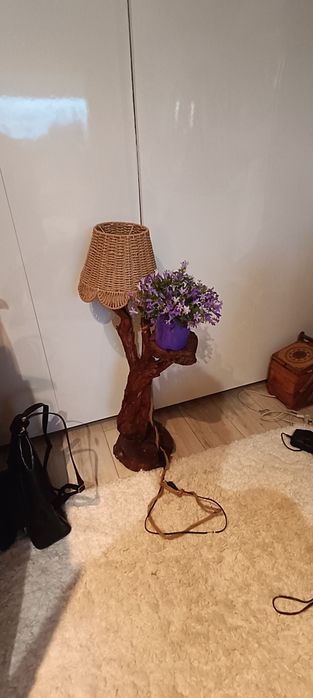 Lampa stojąca z konaru drewna.