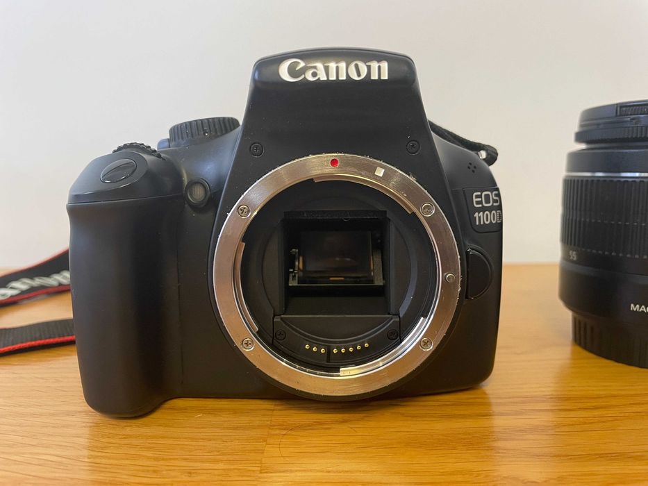 Canon EOS 1100D + EF-S 18-55mm