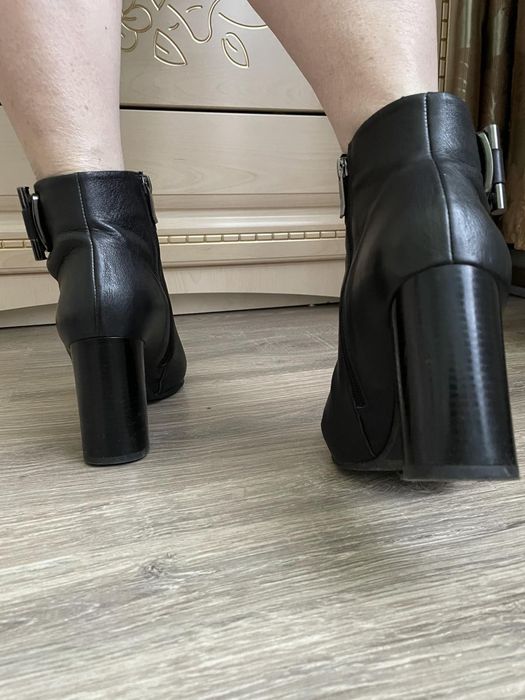 Шкіряні ботінки на каблучку
