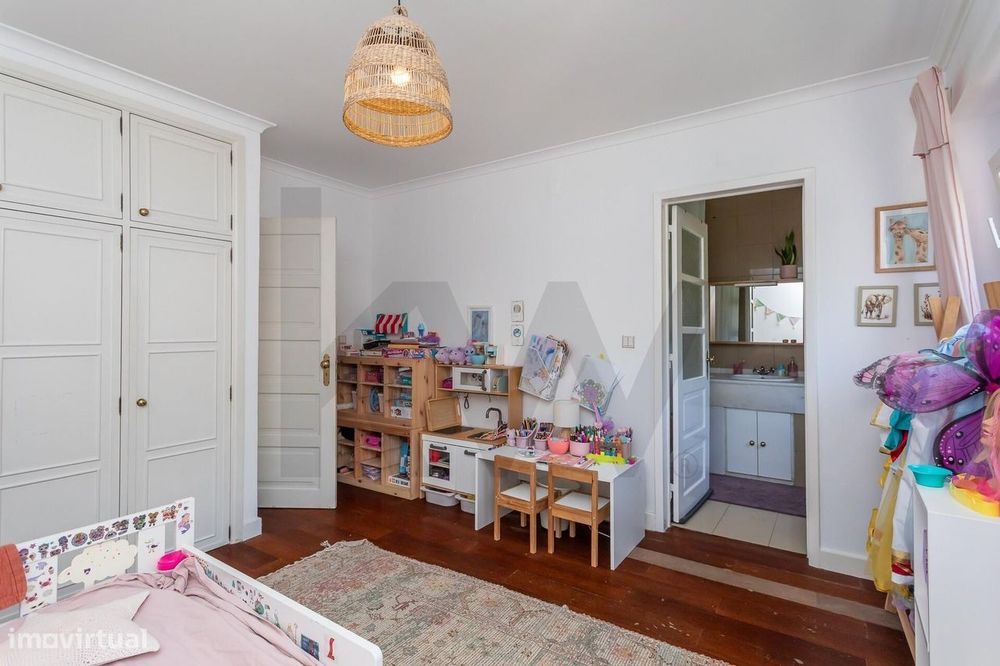 Apartamento T3 com sótão e terraço de utilização exclusiva - Av. de Ma