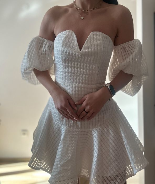 Biala sukienka odkryre ramiona nowa rozmiar S z metka missquided