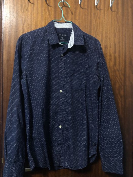 Camisa azul com pintas brancas