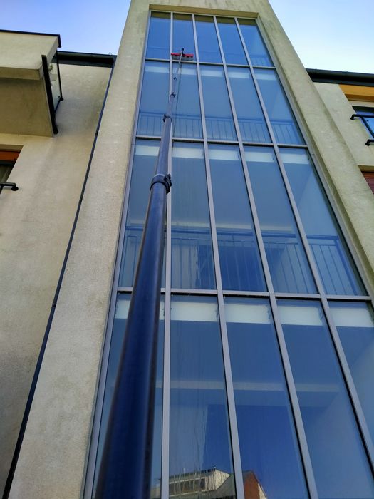 Wysokościowe mycie okien, witryn, paneli fotowoltaicznych .