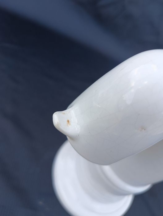 Dekoracja ceramiczna biała pompa