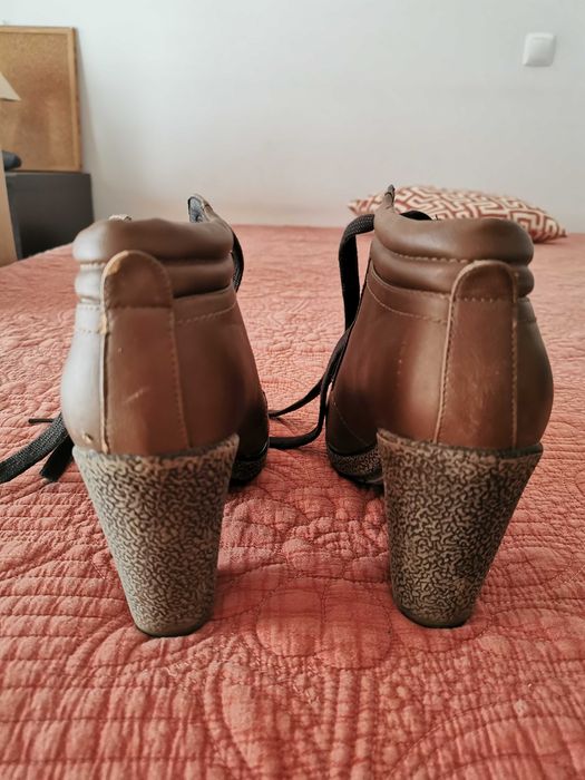 Botas castanhas, efeito pele, salto, 37