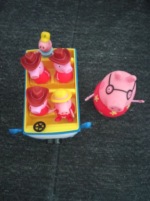 Caping Car Peppa Pig e bonecos