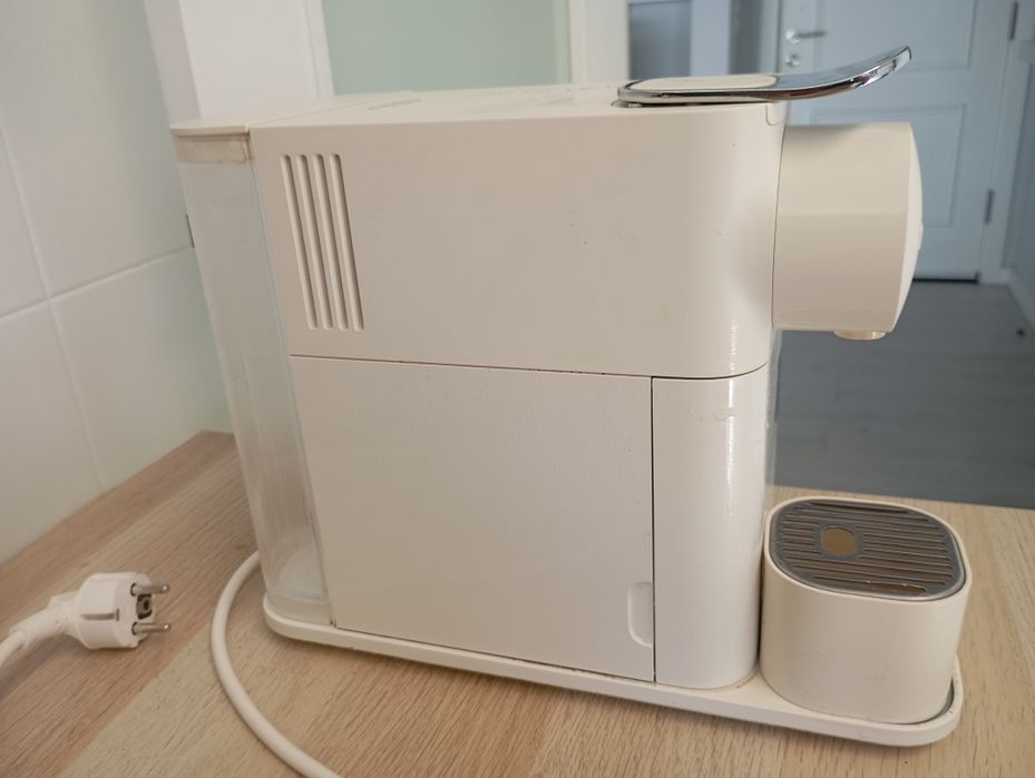 Máquina cápsulas Nespresso Delllonghi Latissima One - Avariada