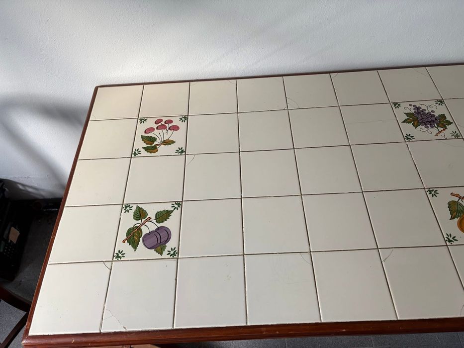 Mesa madeira tampo em azulejo