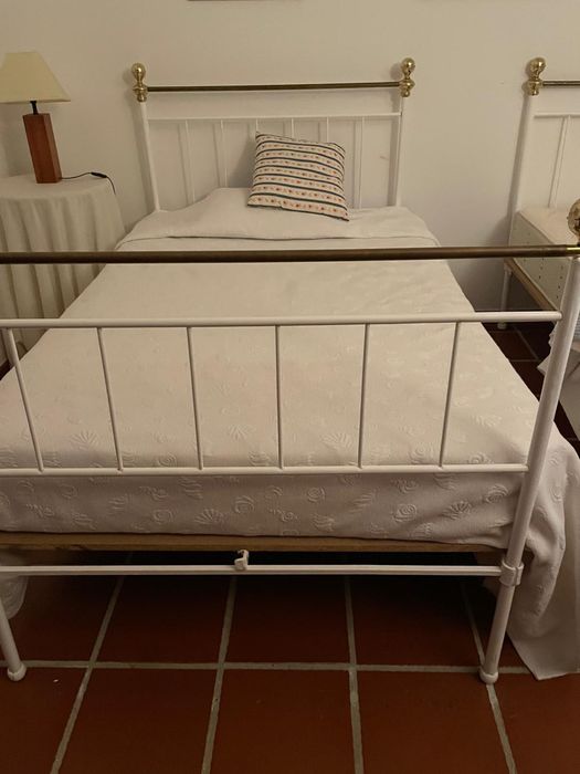 2 Camas de ferro brancas