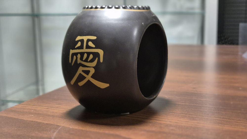 Ciemny kominek zapachowy