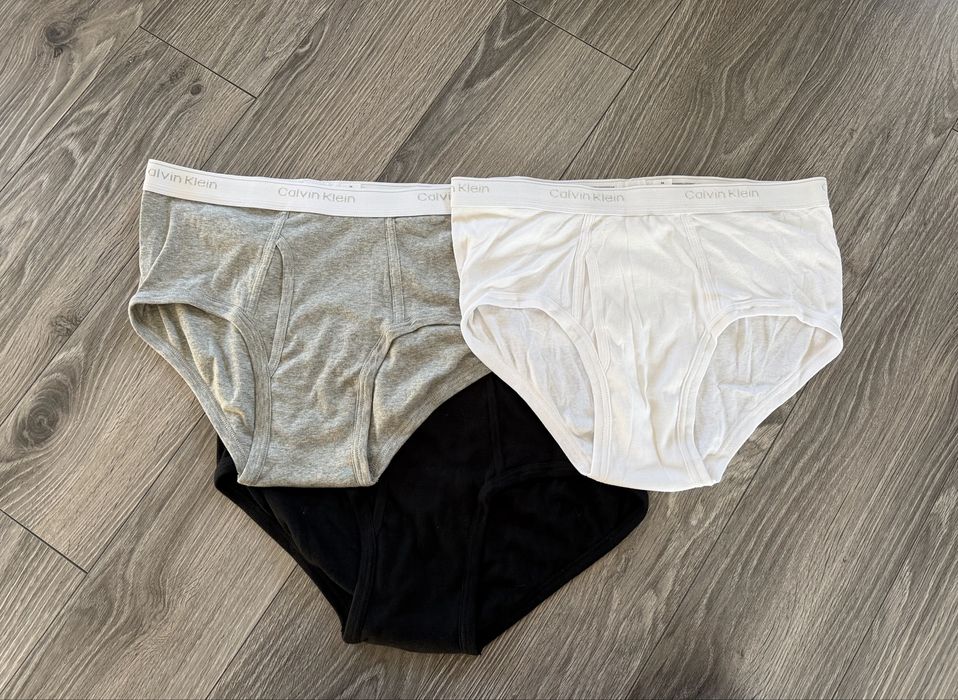 Zestaw trzech par męskich slipów marki Calvin Klein z klasycznym gumowym pasem z logo rozmiar 36