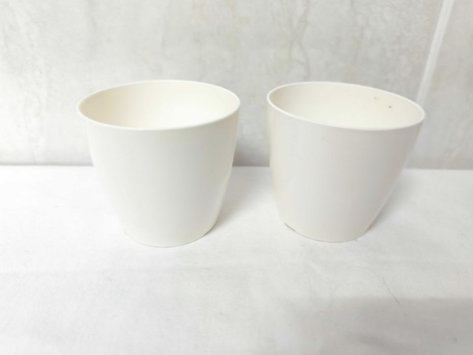 2 vasos brancos em plástico