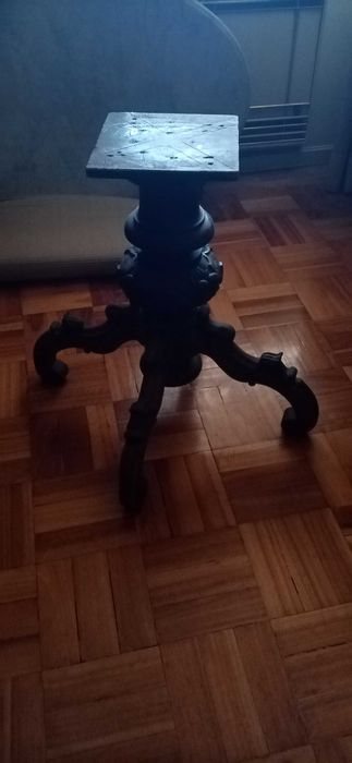 Mesa pé de galo com tampo em mármore