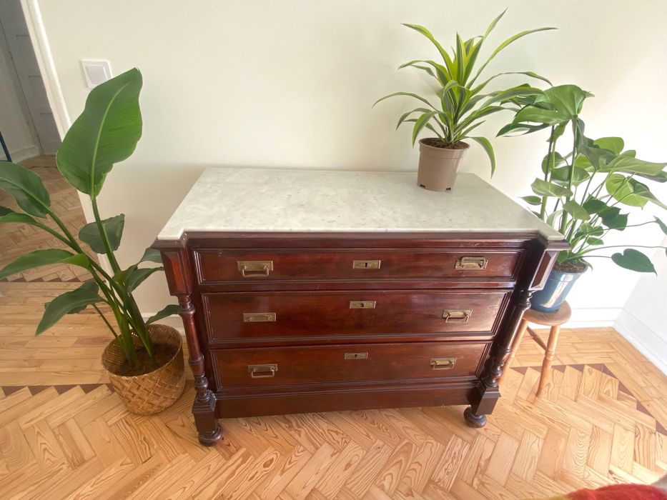 Cómoda de madeira maciça