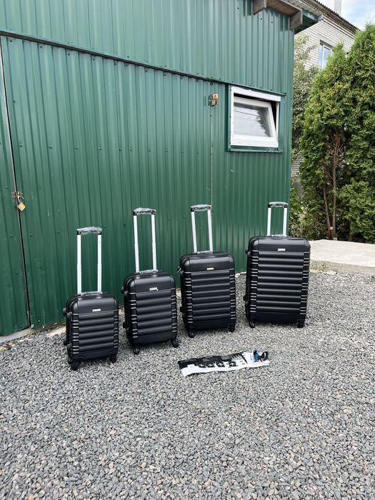 Комплект з чотирьох валіз / чемоданів / дорожня сумка Devillo