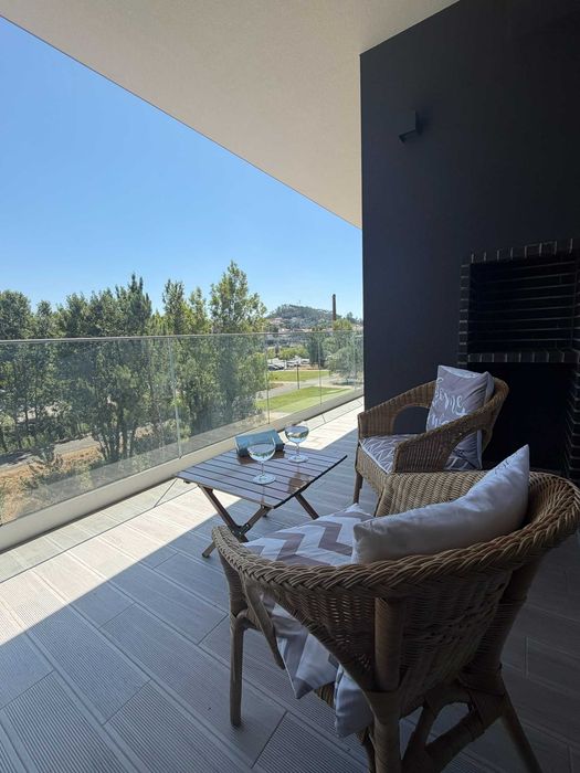 T2 NOVO EM CONDOMÍNIO PRIVADO | PISCINA + GINÁSIO | VARANDA 17 m² | GARAGEM BOX | Junto à estação CP e centro da cidade Pombal