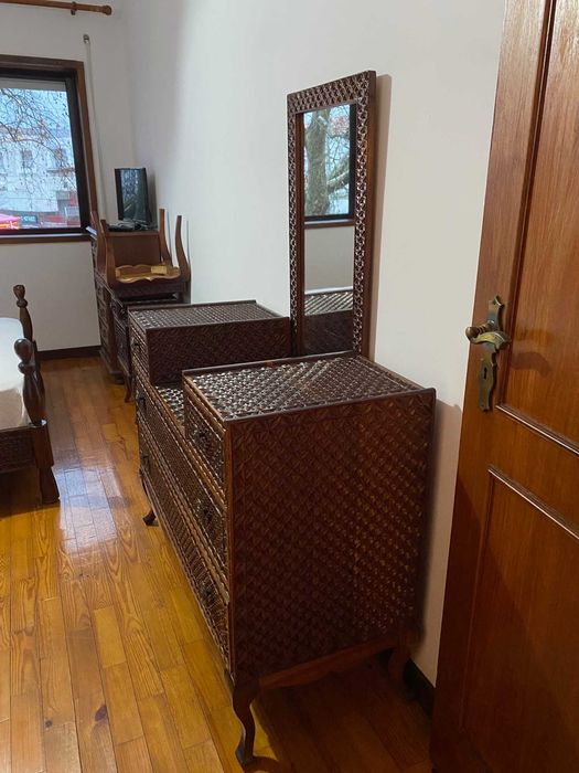 Cómoda de quarto trabalhada com espelho