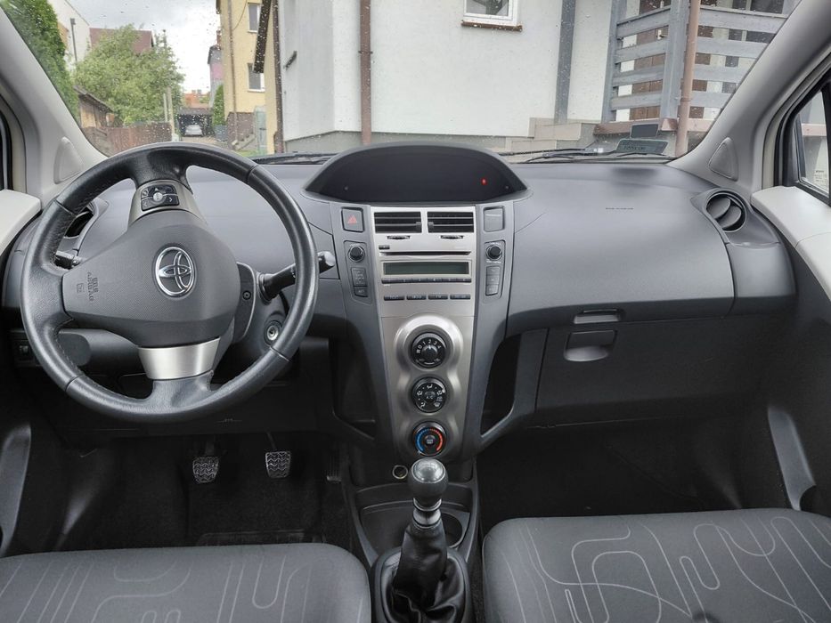 Toyota Yaris 2009, 1,3 benzyna , 100KM, 6-cio biegowa