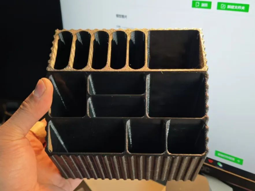 Caixa de arrumação para ferramentas e canetas