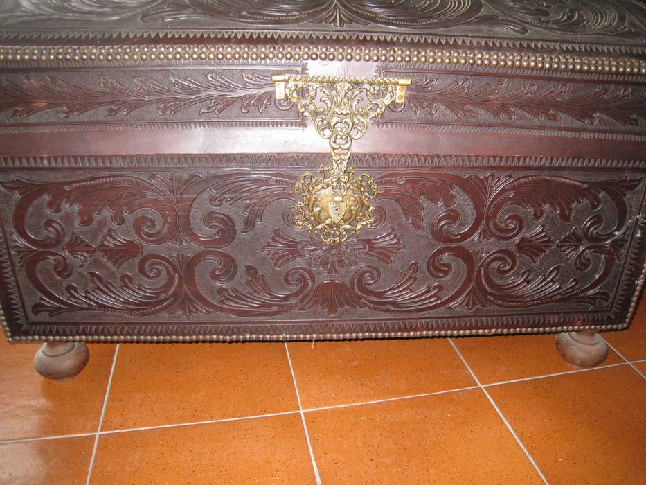 Baú forrado a pele genuína