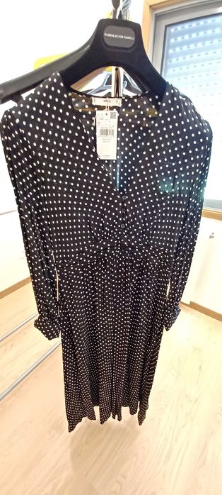Vestido preto às bolinhas brancas