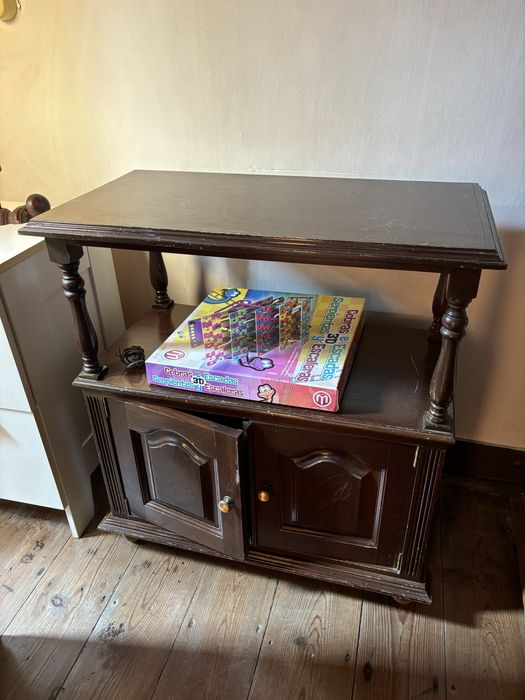 Movel TV com duas portas e prateleira