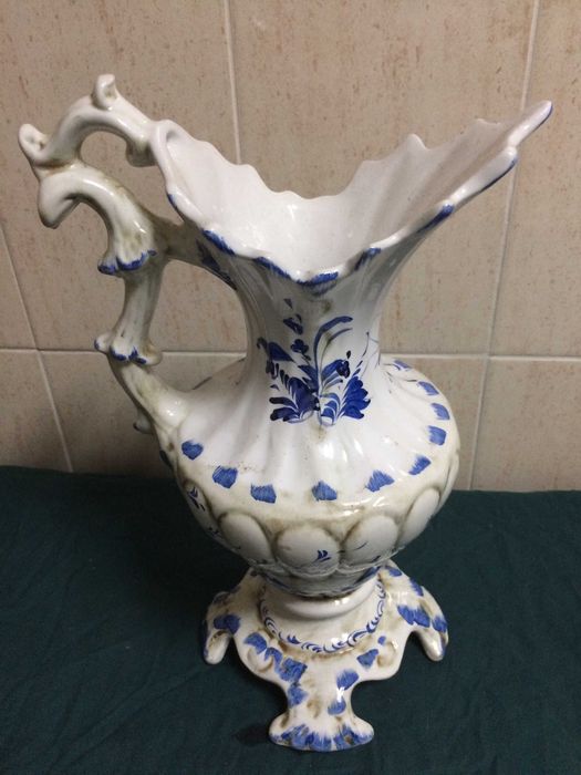Jarrão Antigo em Faiança Alfalexport pintado à mão  e trabalhado.