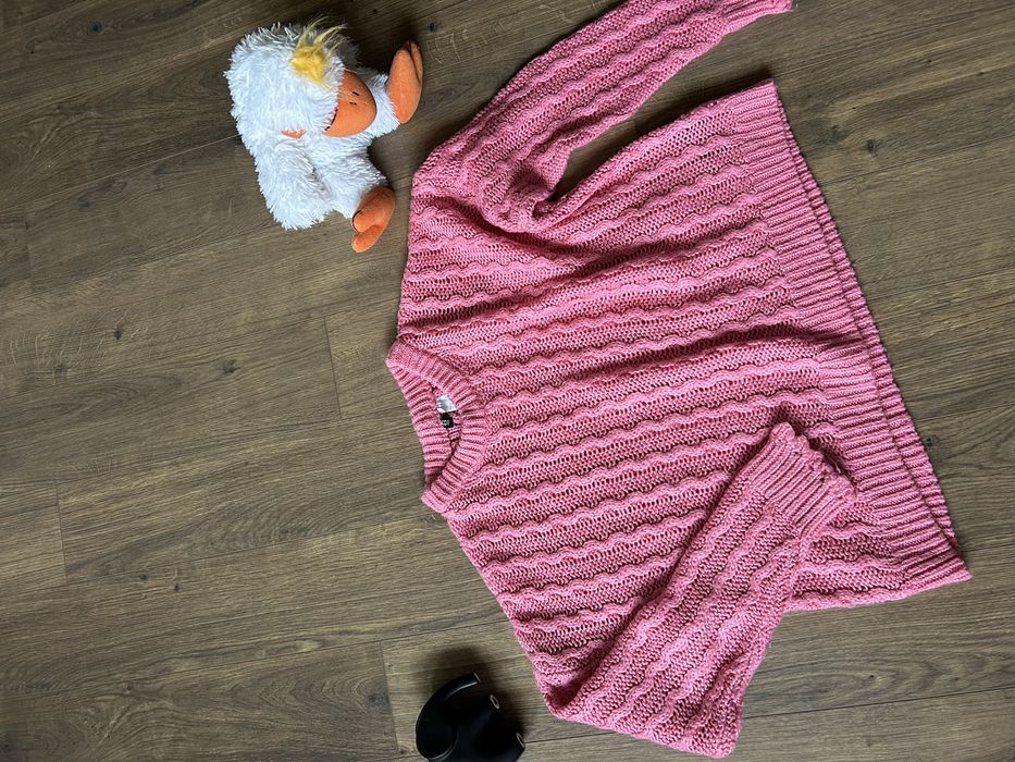 Sweter H&M różowy ciepły gruby krótki warkocz splot