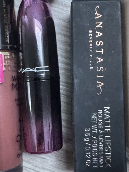 zestaw kosmetyków do makijażu