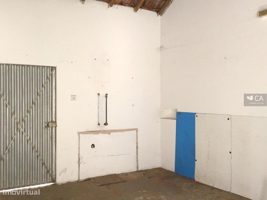 Loja para venda com 330m², situada em Cunheira, concelho de Alter d...