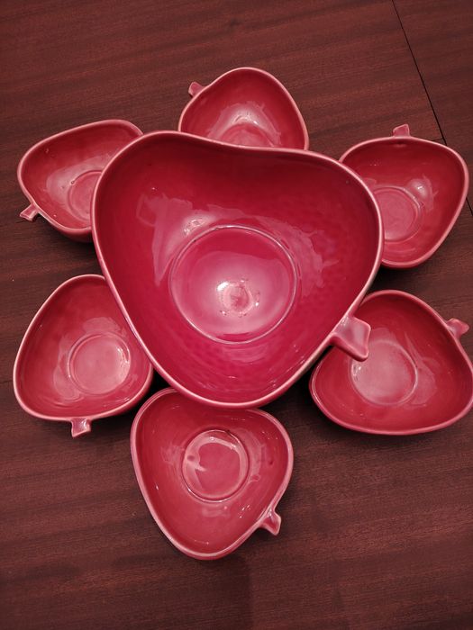 Conjunto de 1 Taça Grande e 6 pequenas com feitio de Morango