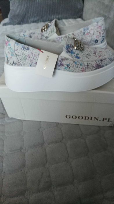 Buty damskie wsuwane na platformie, ze skoey naturalnej.