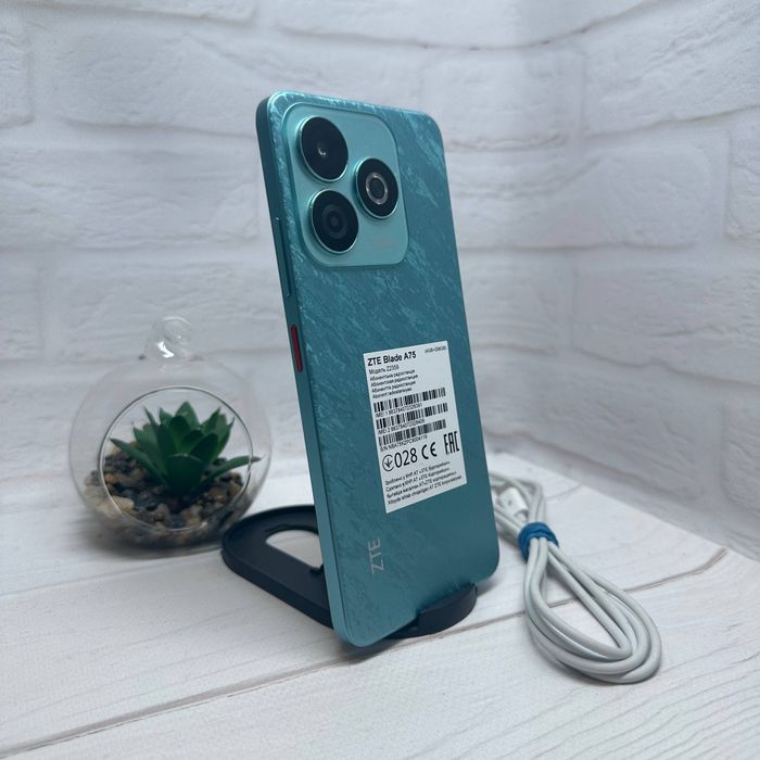 Продам телефон ZTE Blade A75 4/256Gb NFC в гарному стані