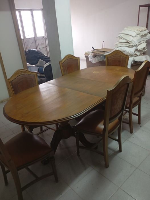 Vendo mesa cadeiras muitas bonitas bom estado