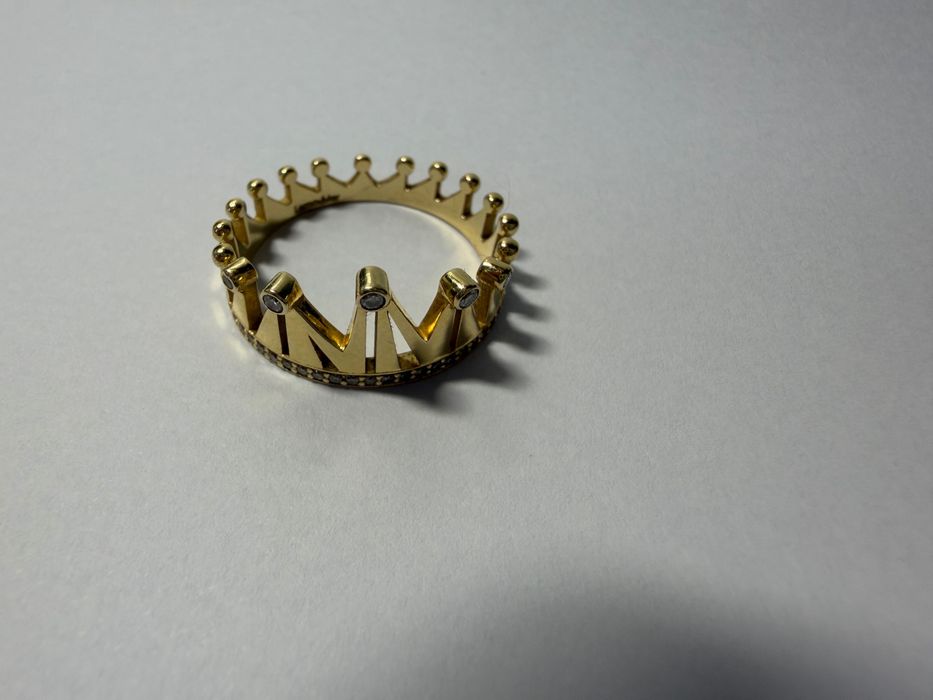 Золотое кольцо с бриллиантами 585 пробы вес 4грамма 18размер