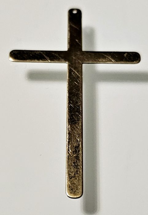 Cieniutka zawieszka krzyżyk w kolorze złotym, 5 cm